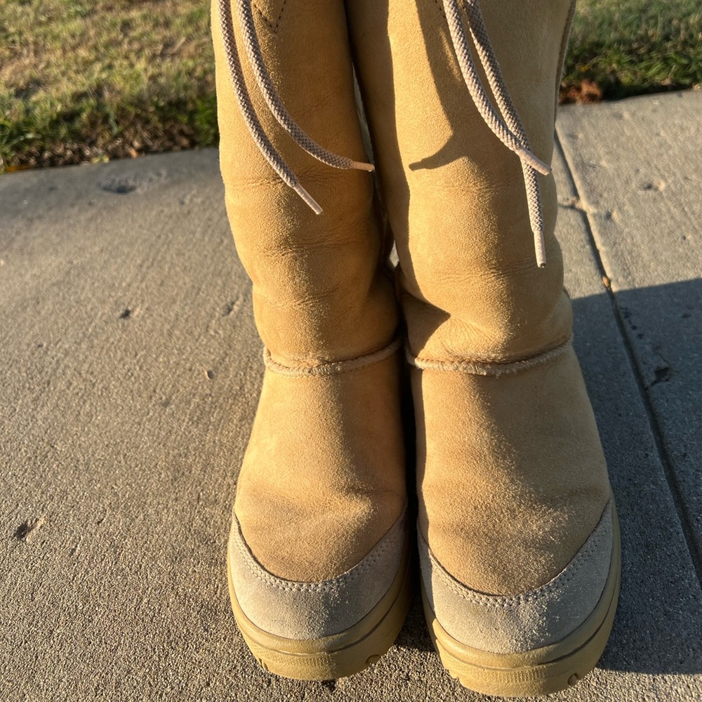 Cozy Ugg Boots: well crafted and comfortable. Please do look at pictures!